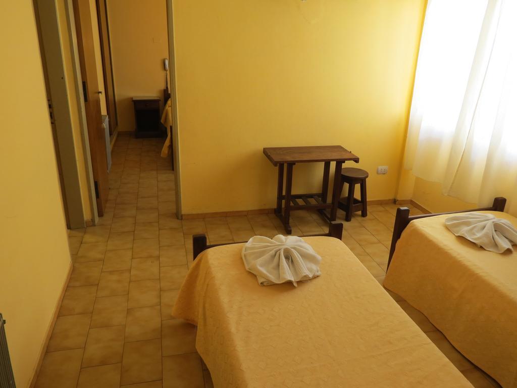 Hotel Arenales Villa Carlos Paz Room photo